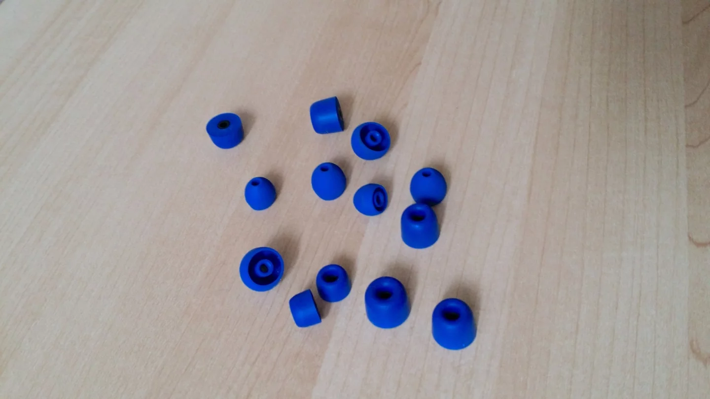 Six pairs of foam tips and three pairs of silicone tips are included