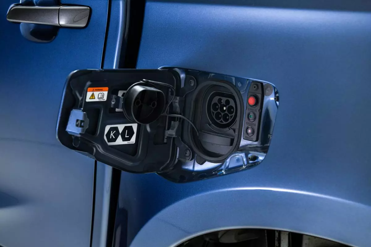 The D-Max EV can travel up to 163 miles (263 km) on a single charge, and if driving is only limited to the city, the range increases to 224 miles (360 km)
