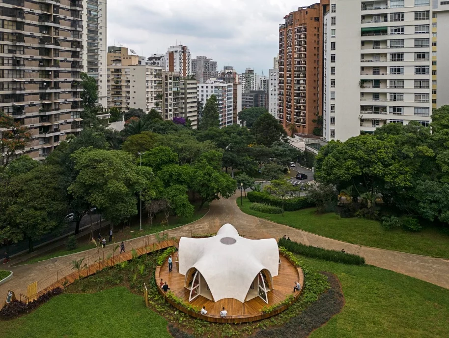Brazilian architectural firm Estudio Guto Requena, has recently completed an innovative pop-up store for Nescafé