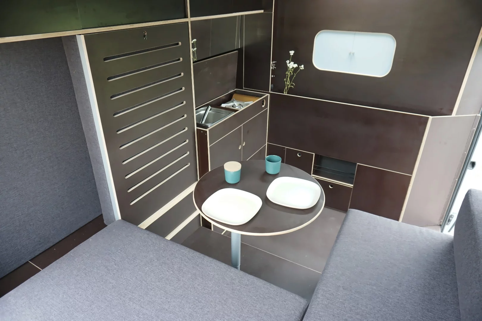 The relaxation zone is made of multi-purpose furniture that transforms seamlessly between a dining area, study space and sleeping area