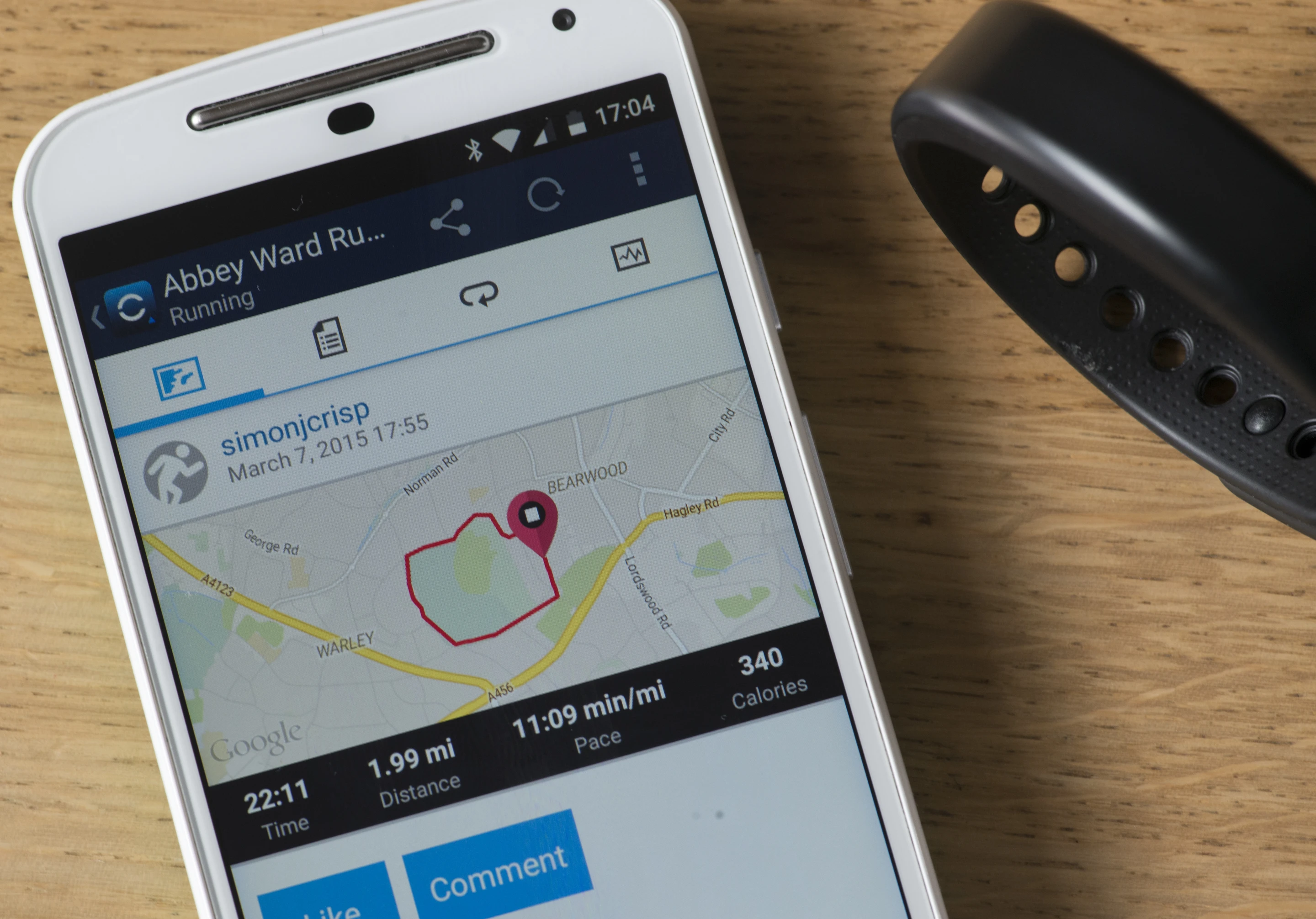 The Garmin Vivosmart lacks built-in GPS or heart-rate tracking (Photo: Simon Crisp/Gizmag.com)