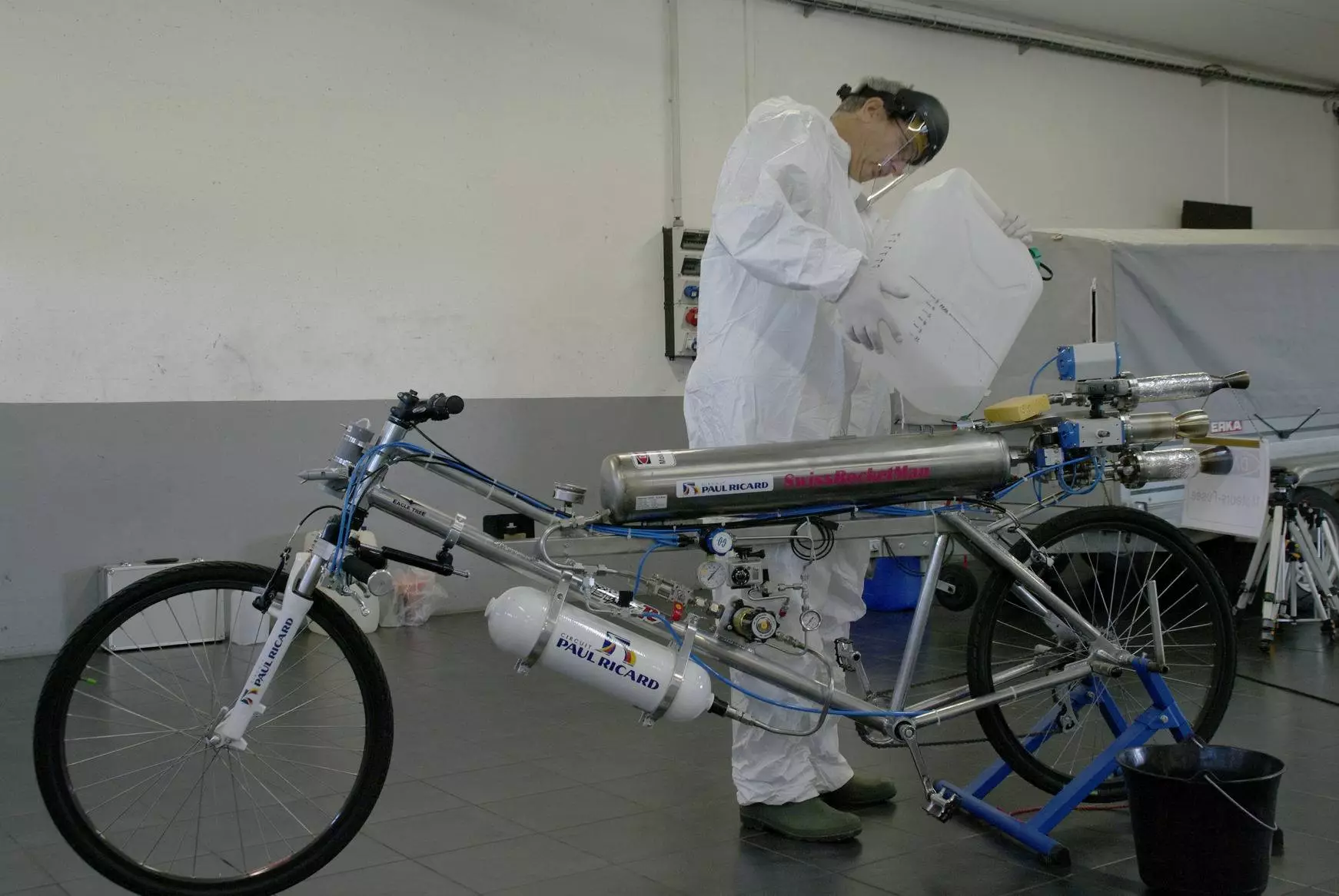 Francois Gissy's rocket bicycle – fueling up (Photo: Gerard Toutin / Exotic Thermo Engineering)