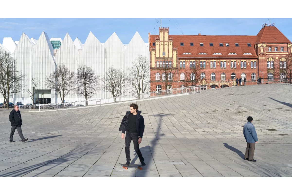 Rather than obstruct the nearby Karłowicz Szczecin Philharmonic Hall, the National Museum in Szczecin – Dialogue Centre Przelomy was constructed mostly underground
