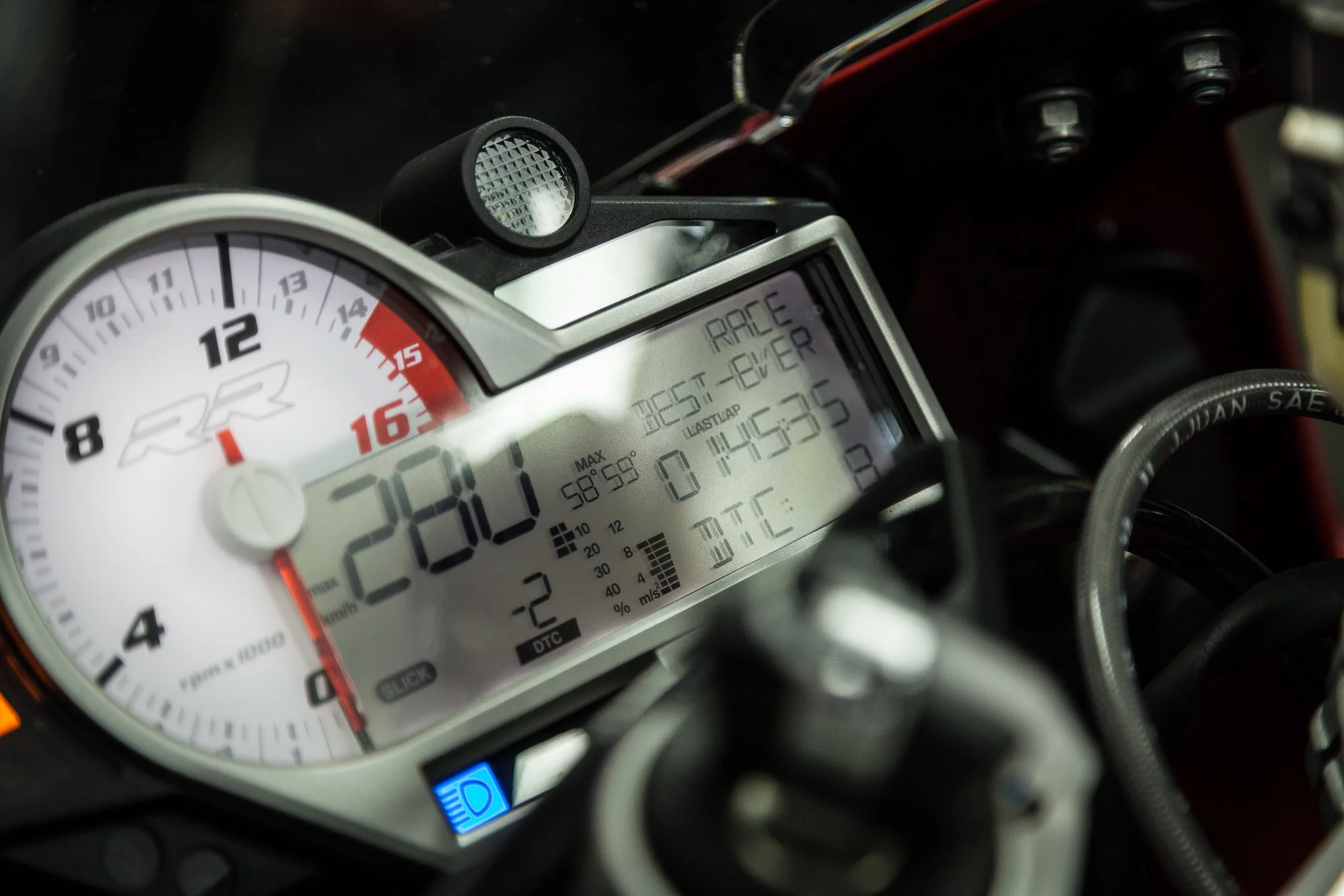 2015 BMW S1000RR: dash shows maximum lean angle, acceleration, deceleration and lap times as well as top speeds (Photo: Chris Blain/Gizmag.com)