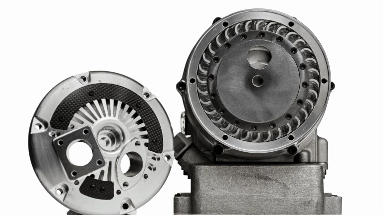 Super-compact internally rotating combustion engine packs a solid punch