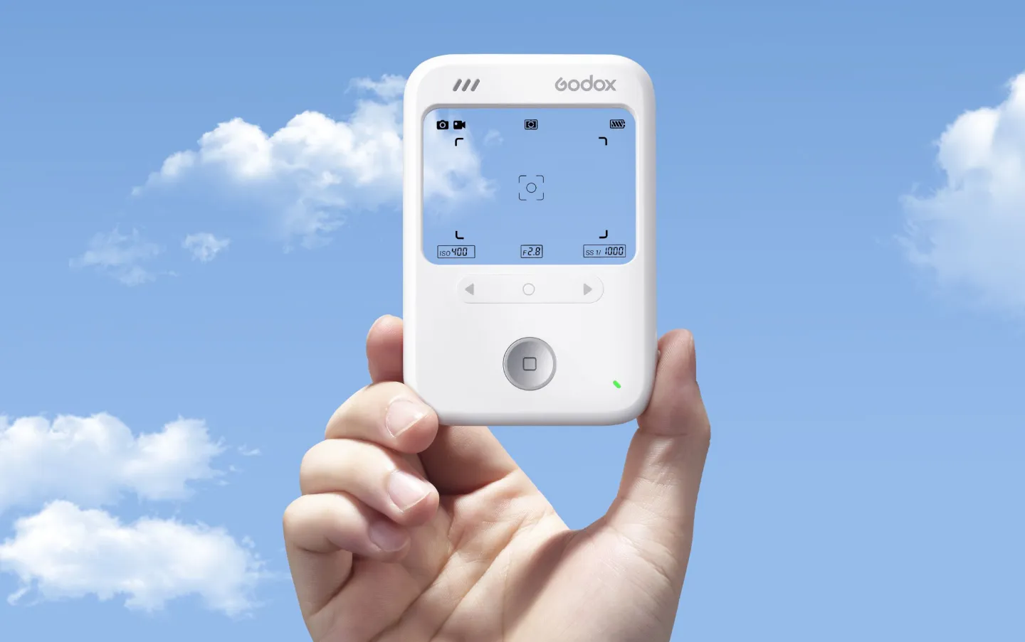 Held up to the sky, the Godox C100 showcases its see-through optical viewfinder and minimal HUD overlay
