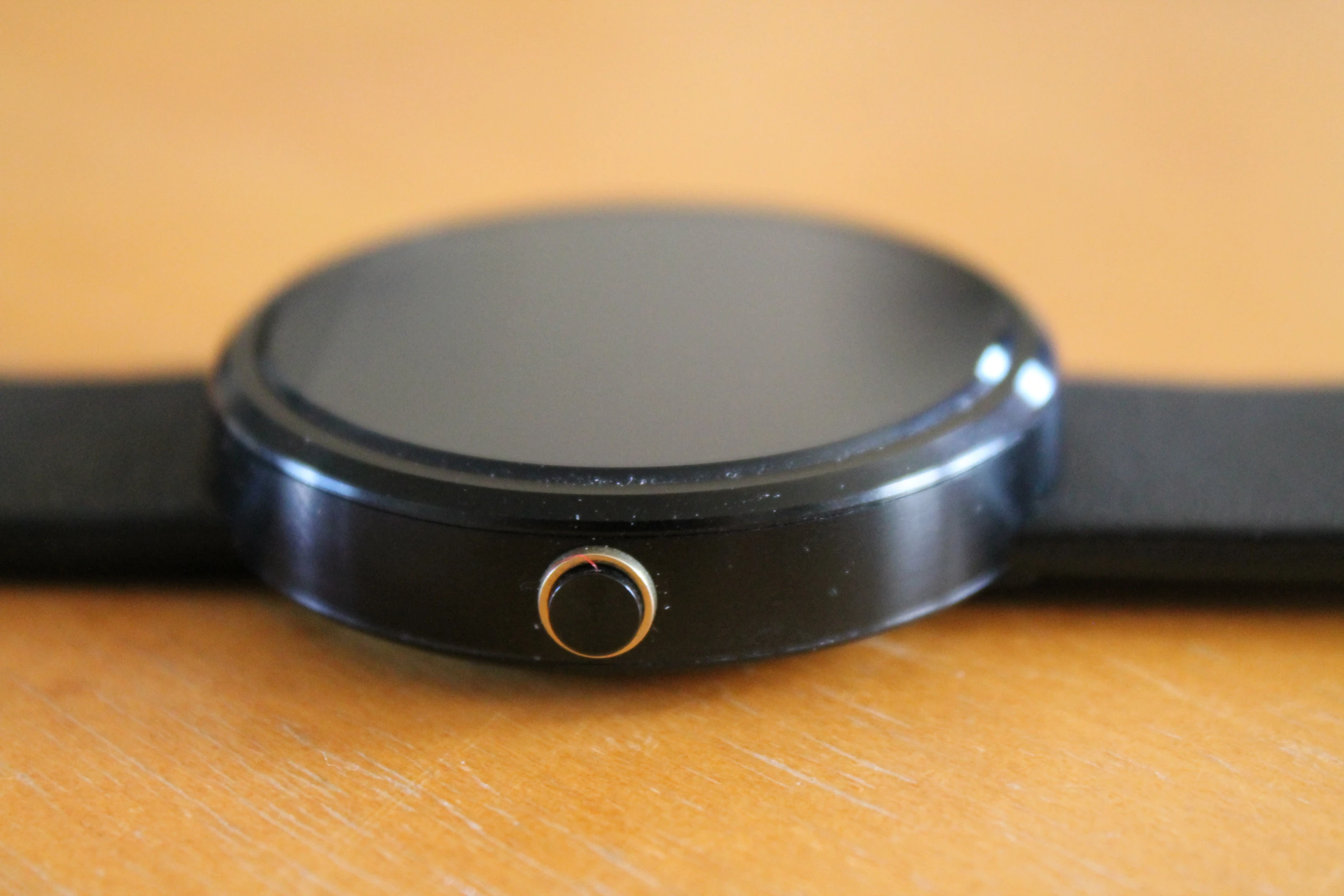 The physical side button is part of the user interface (Photo credit: Eric Mack/Gizmag.com)