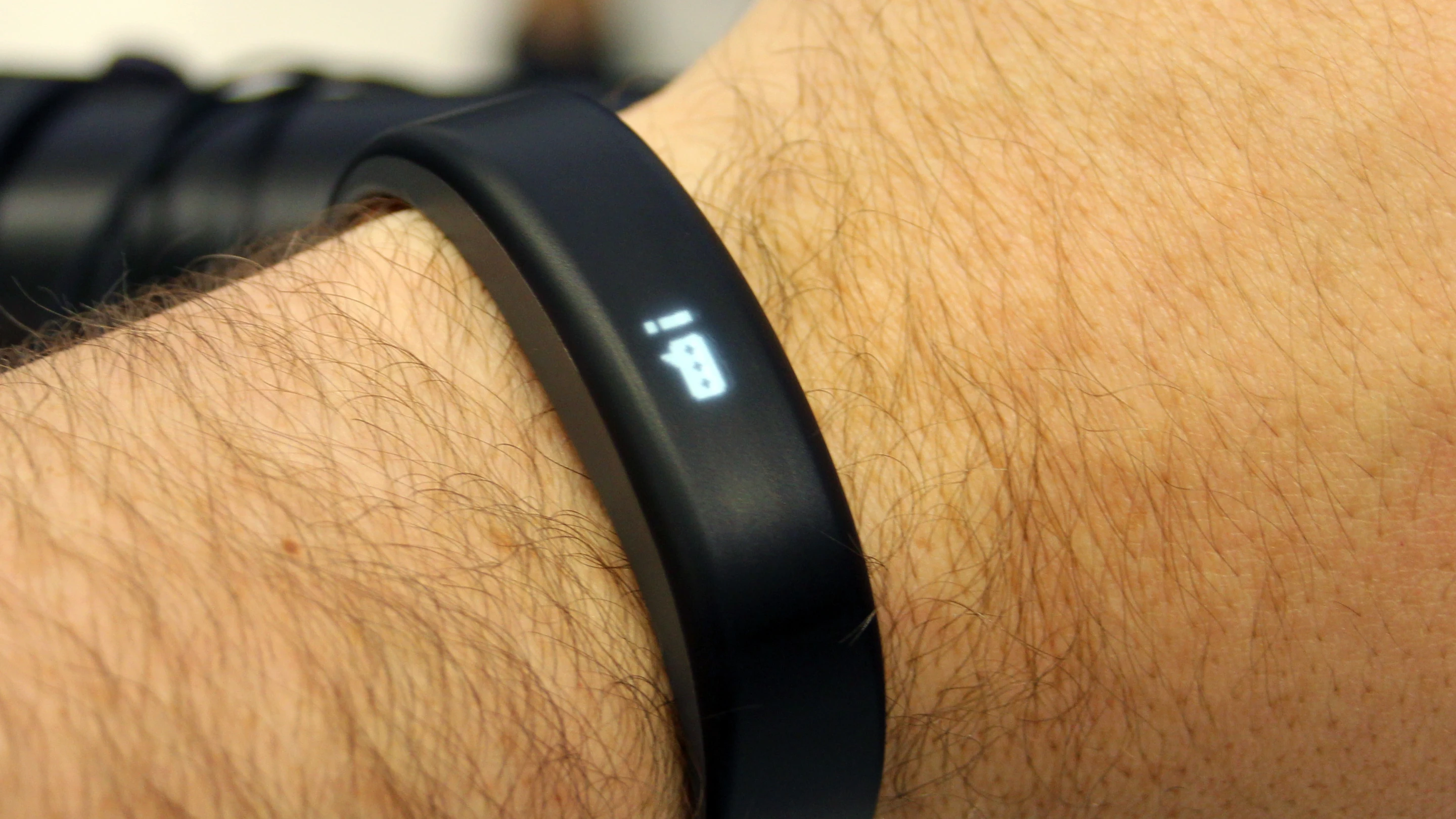 Users can then swipe the screen to read complete messages and sift through notifications or fitness information (Photo: Chris Wood/Gizmag)