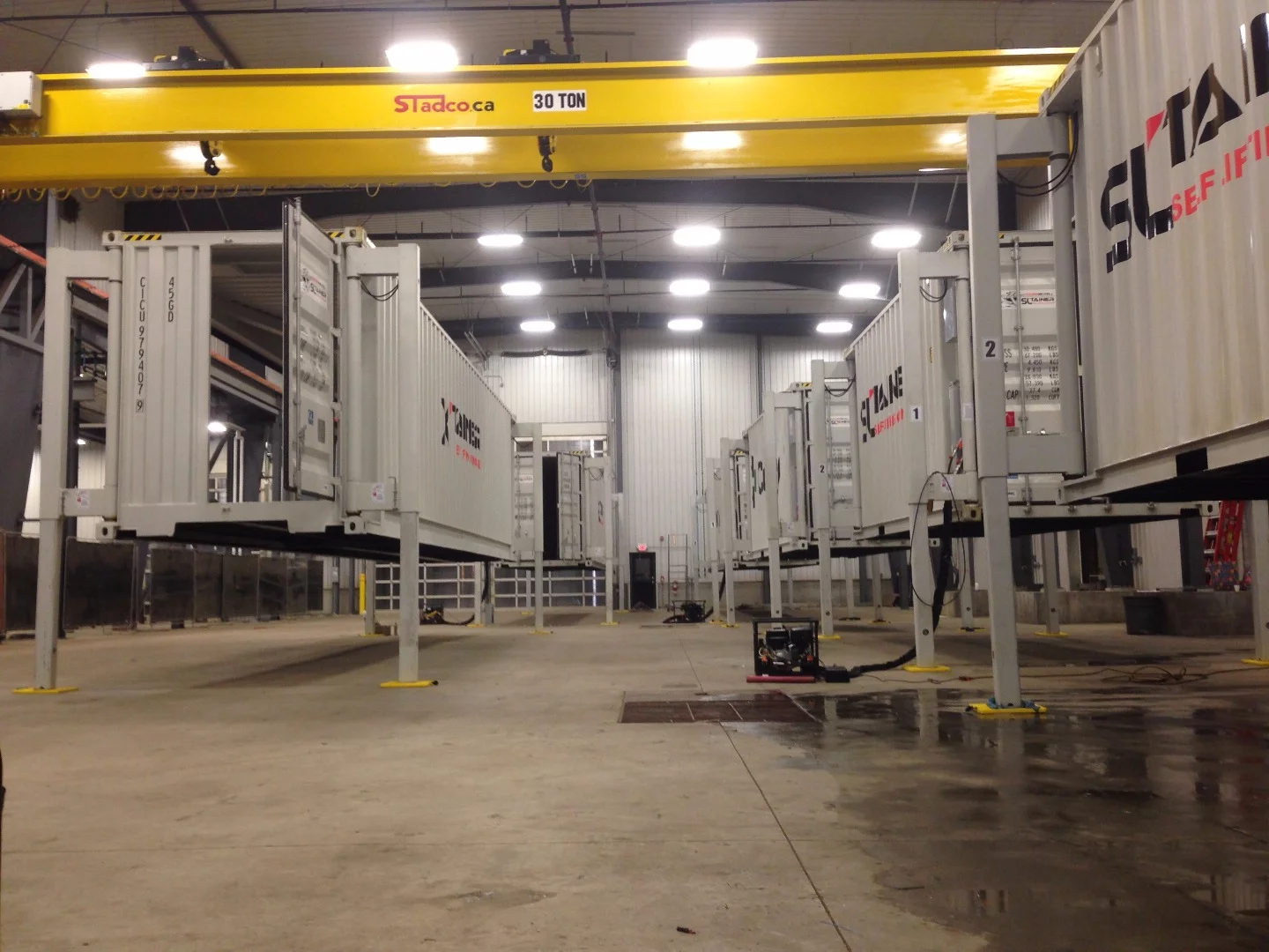 The legs are powered by an included external two-speed hydraulic "power pack" with a 9 kW motor that generates up to 3,000 psi