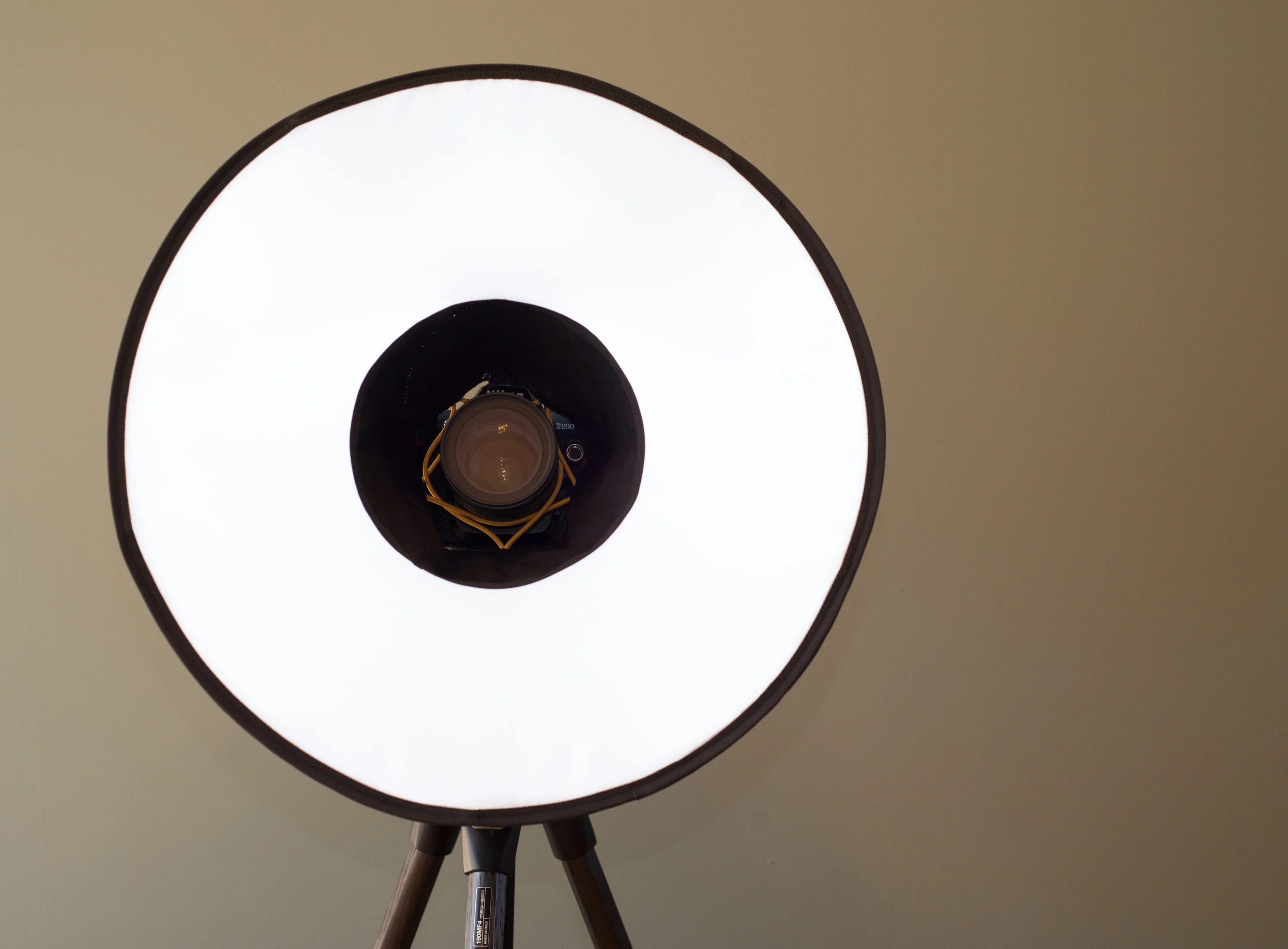 The light from the RoundFlash Ring is big, soft and round (Photo: Simon Crisp/Gizmag.com)