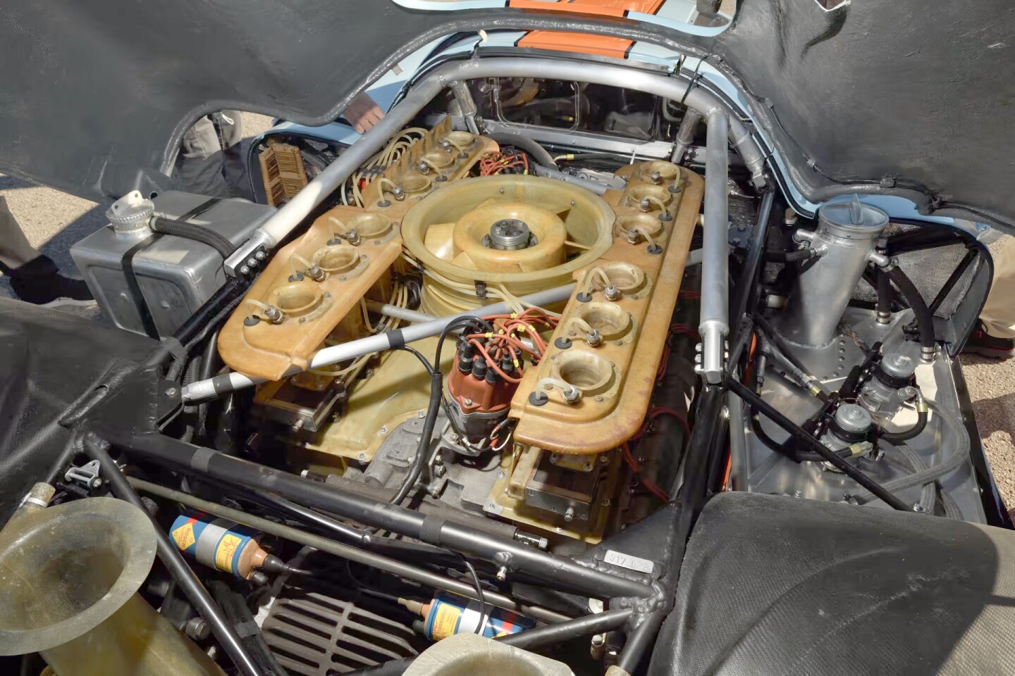 The engine of this car is a Type 912 4494cc DOHC air-cooled flat 12-cylinder engine, using Bosch mechanical fuel injection to produce 580 hp at 8,400 rpm and 366 lb-ft at 6,800 rpm.