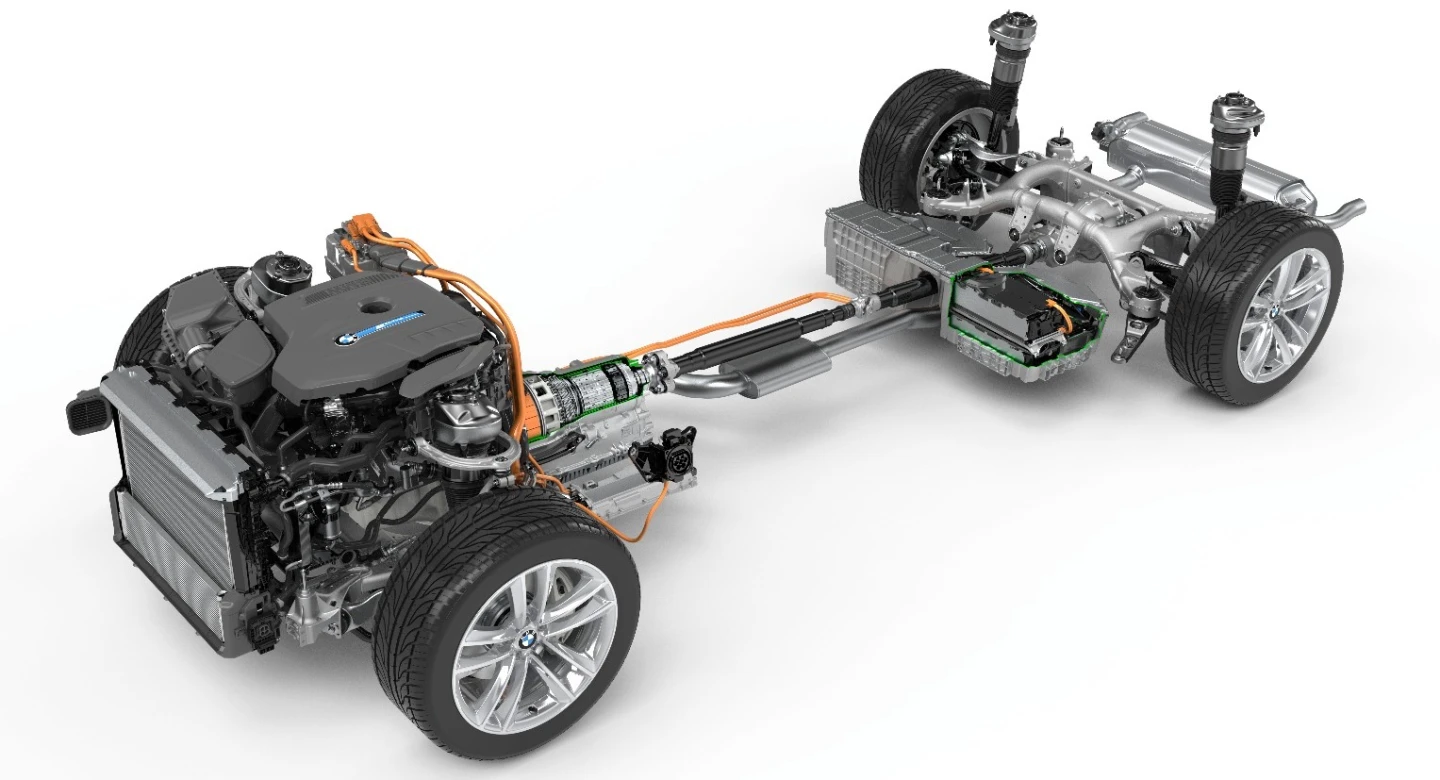 The powertrain in the 740e is a new-generation four-cylinder gasoline engine using TwinPower turbocharging and a permanently excited synchronous electric motor for a total output of 326 horsepower (240 kW) and 369 pound-feet (500 Nm) of torque