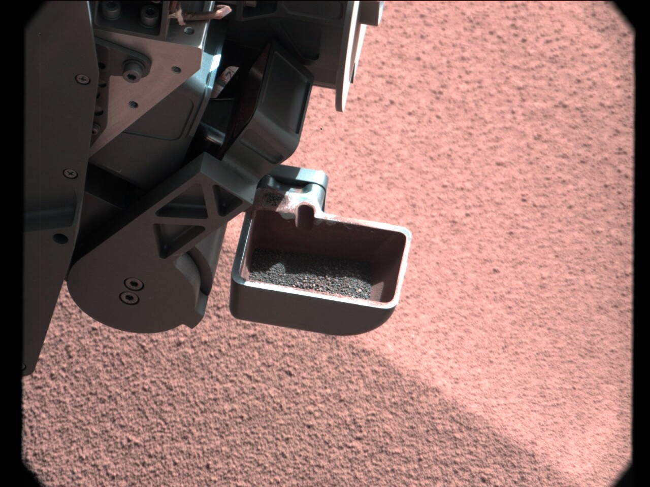Image of Curiosity's scoop showing particles too large for rover's labs, left over after vibrating (Image: NASA/JPL-Caltech/MSSS)
