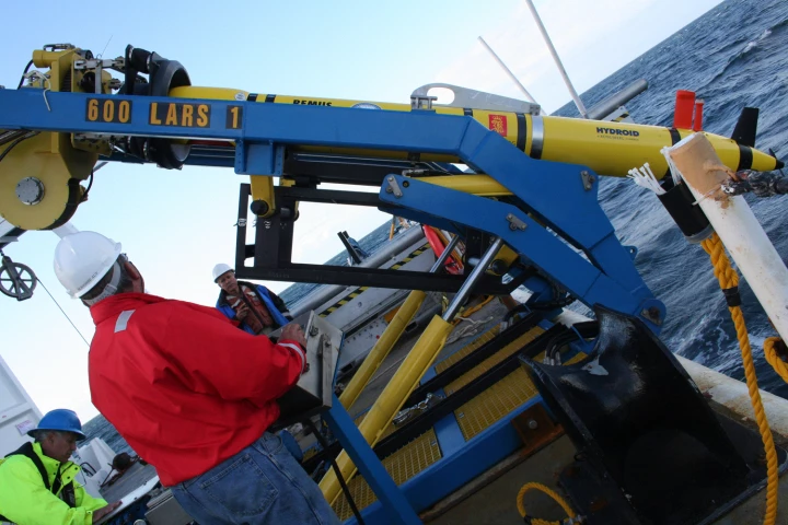 Marine scientists have successfully programmed an underwater deep sea robot to make its own decisions about what to do next from interpreting data coming in through its sensors