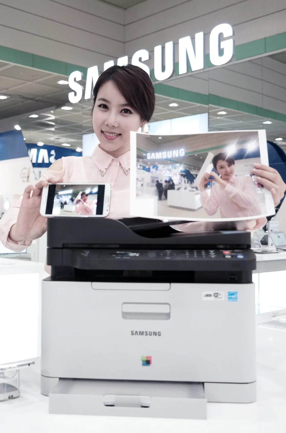 After launching the company's Mobile Print App, users just need to tap the smartphone on the printer to wirelessly send photos, documents, emails or browser content to the print queue