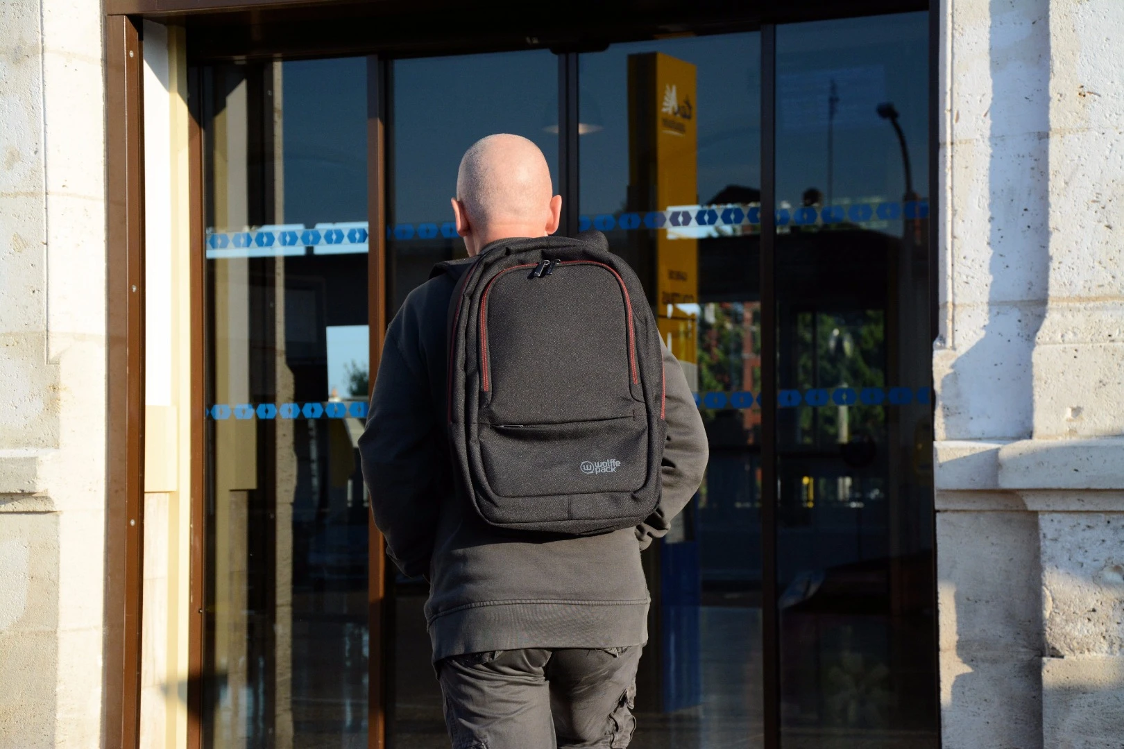 Gizmag goes commuting with the Wolffepack Metro orbital backpack