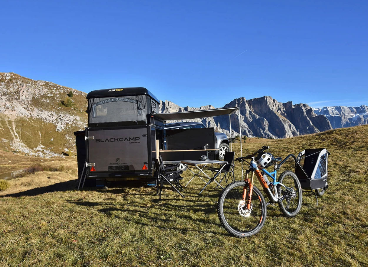 After a long day of riding, you can store your bikes securely in the Blackcamp Freeda garage, enjoy a big meal while watching the sunset and get some rest for another big day