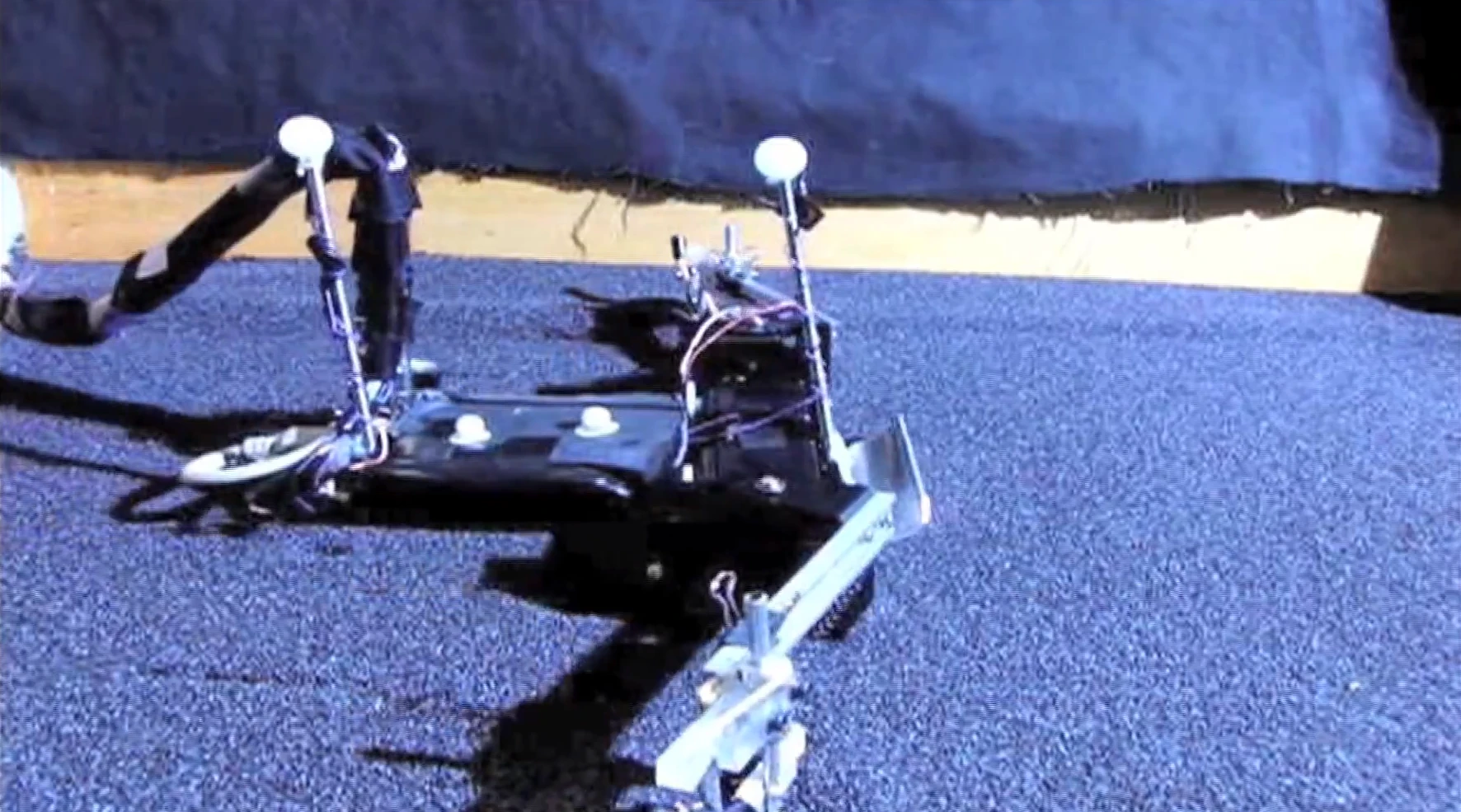FlipperBot makes its way through a bed of poppy seeds (Video still: Institute of Physics)