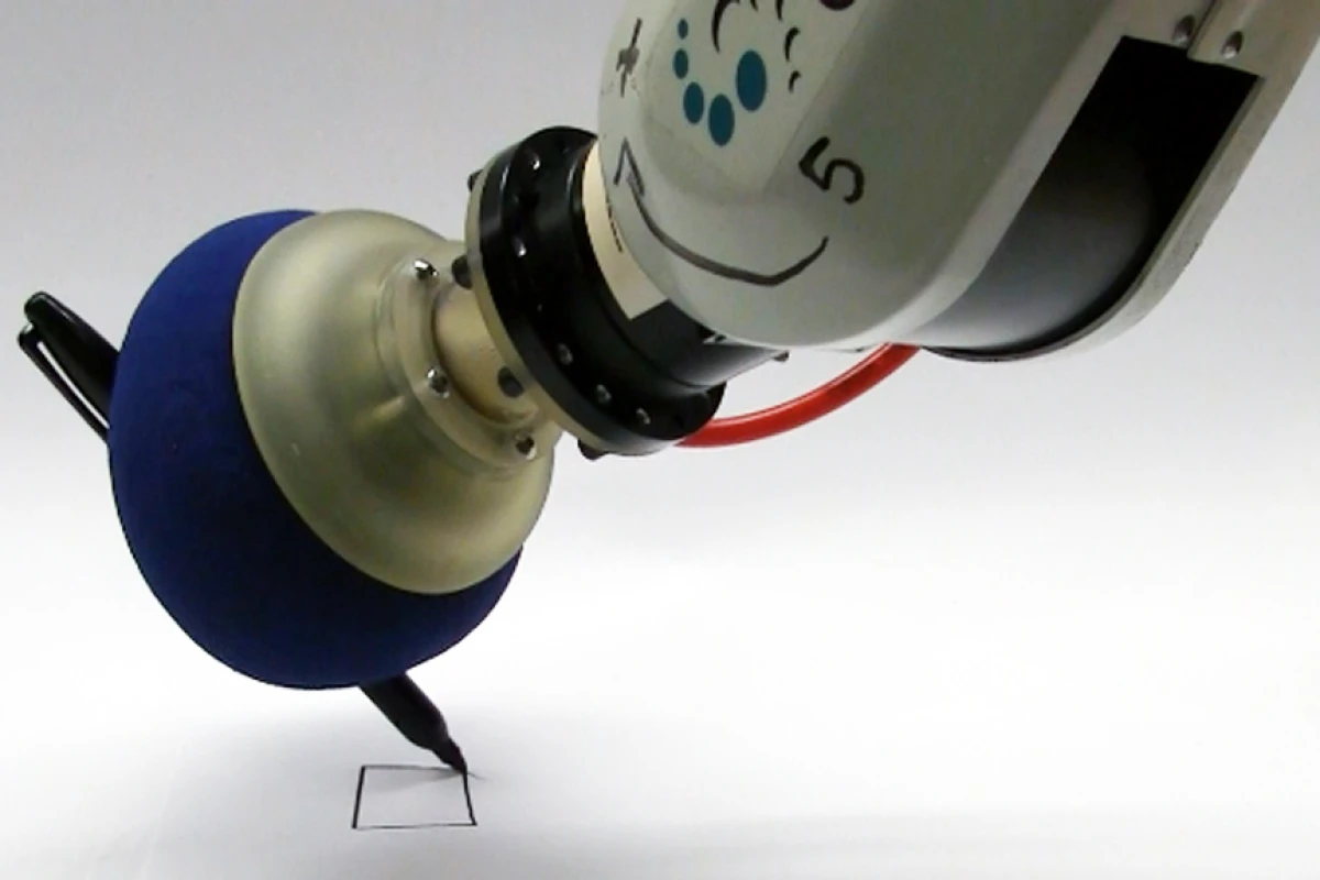 The universal gripper writing with a pen (Image: John Amend, Cornell University)