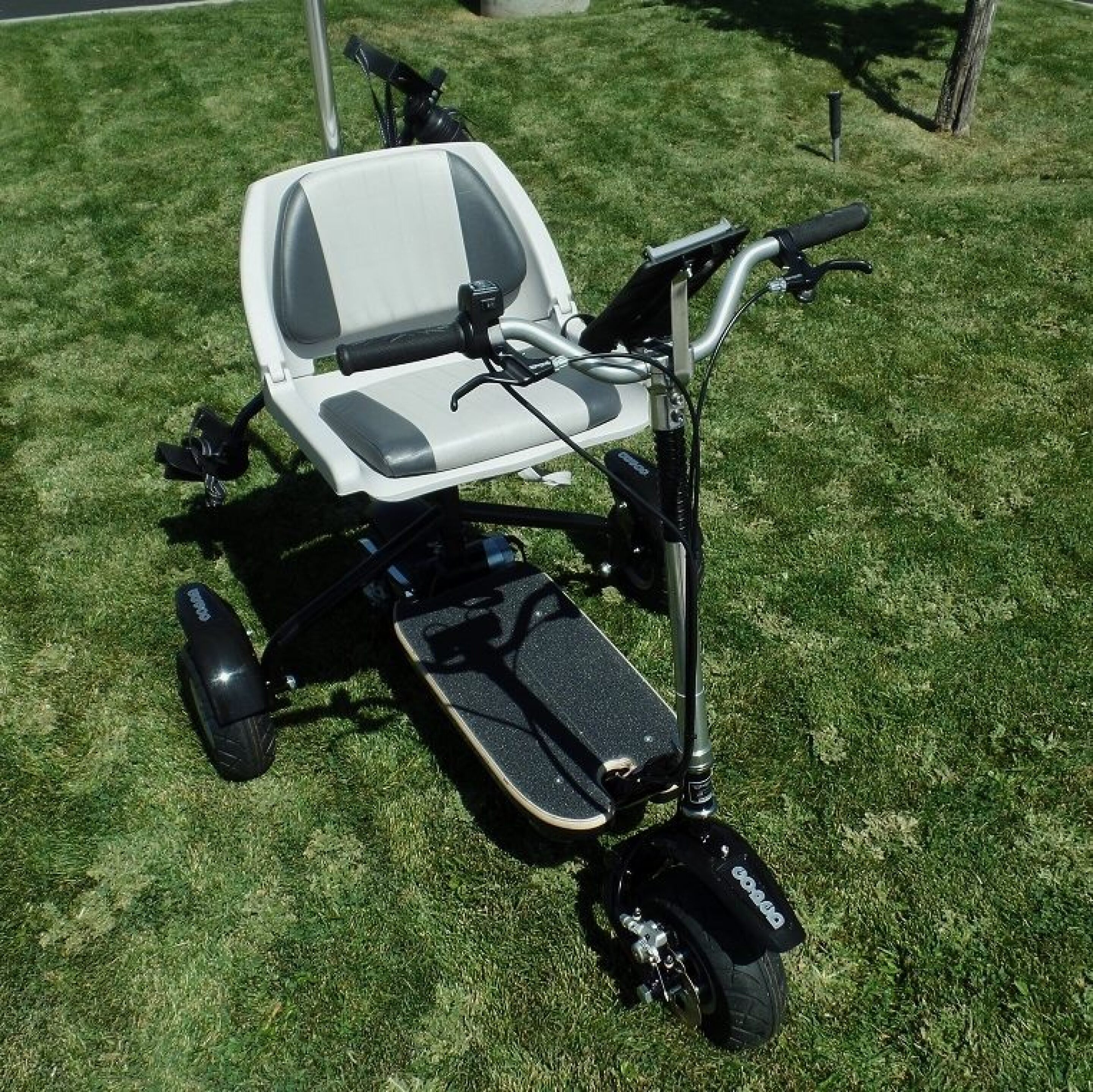 GoCaddy turns an electric scooter into a golf cart