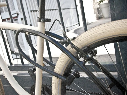 The lock can also be run through the rear wheel