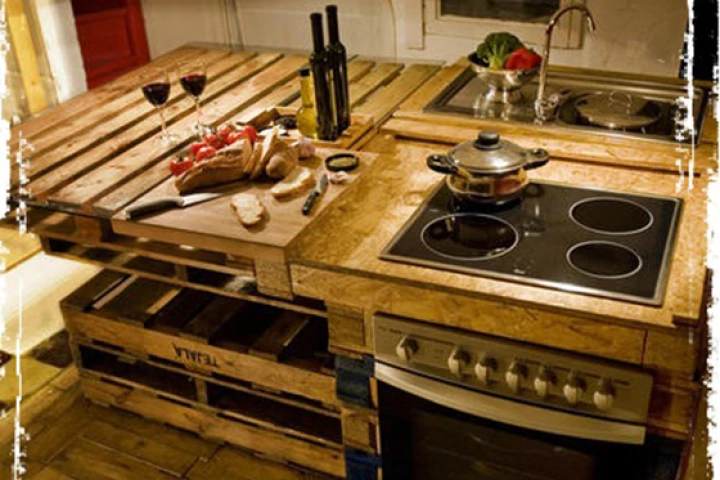 The Paletina is a kitchen island built using reclaimed pallets and other materials found on the streets of Barcelona