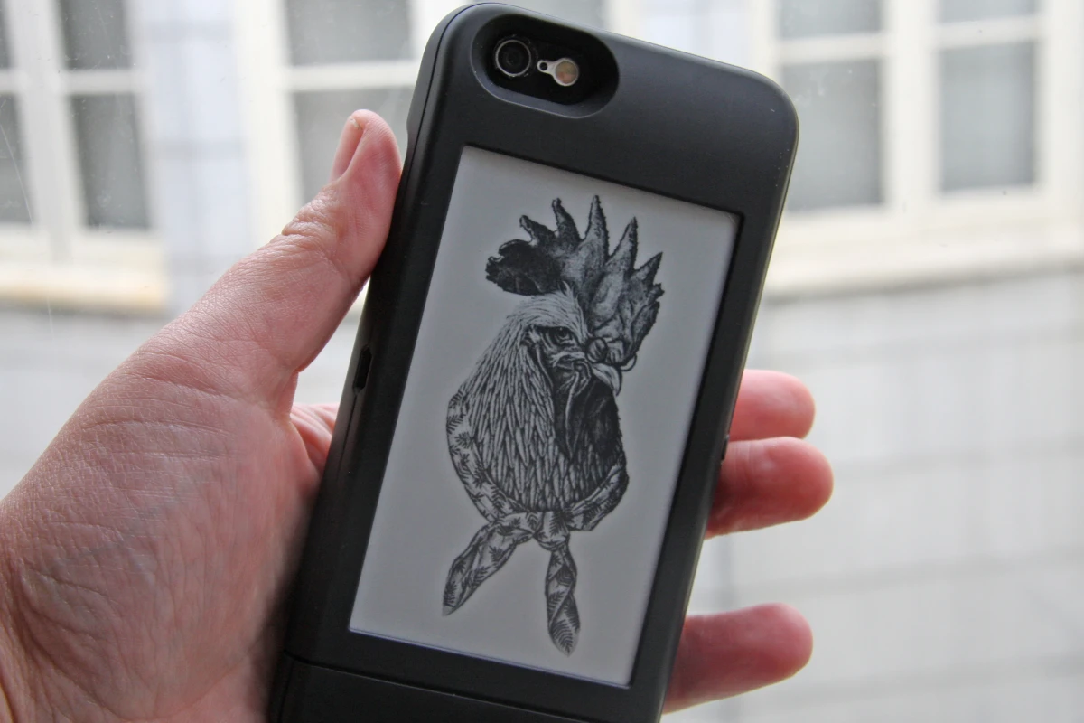Gizmag goes hands-on with the PopSlate screen, which gives your iPhone 6 a second e-ink screen (Photo: Emily Price/Gizmag.com)
