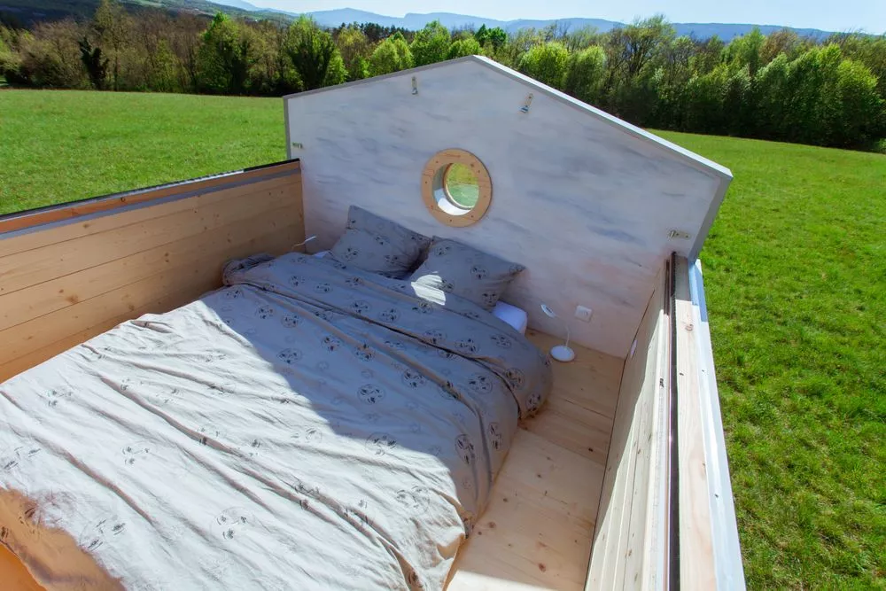 La Tête dans les étoiles' roof is secured with clasps, which are unlocked to allow the owner to slide the roof open