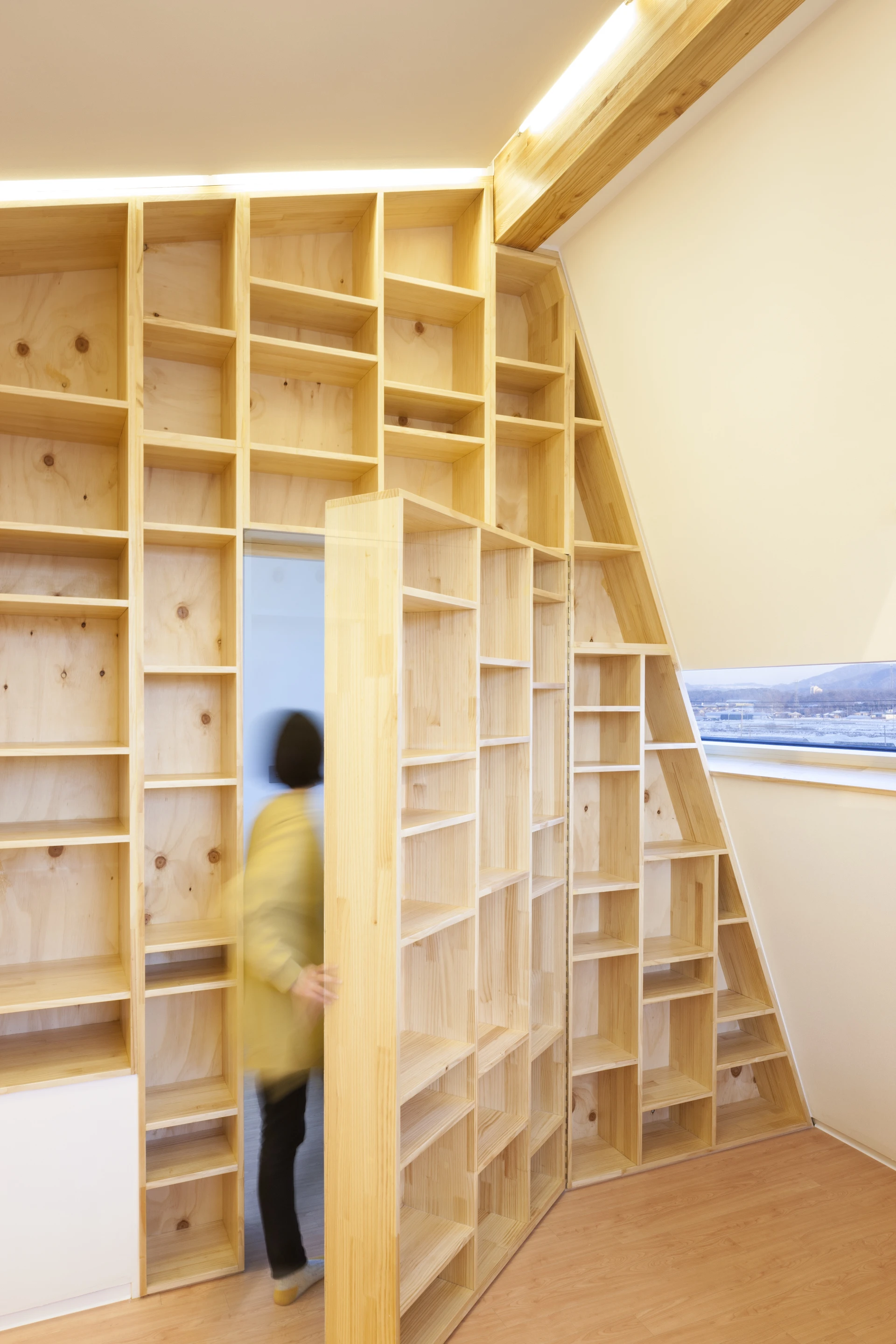 An operable bookshelf is actually a hidden door (Photo: Namgoong Sun)