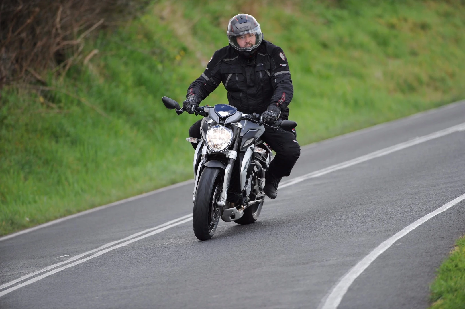 MV Agusta Dragster 800: looks absolutely tiny with a big boofer like Loz on it