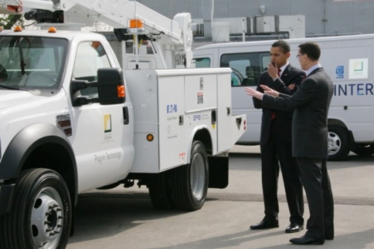 President Obama toured Southern California Edison in March 2009 to see the first of the F-550 Eaton-powered plug-in hybrid utility trucks to be placed in service