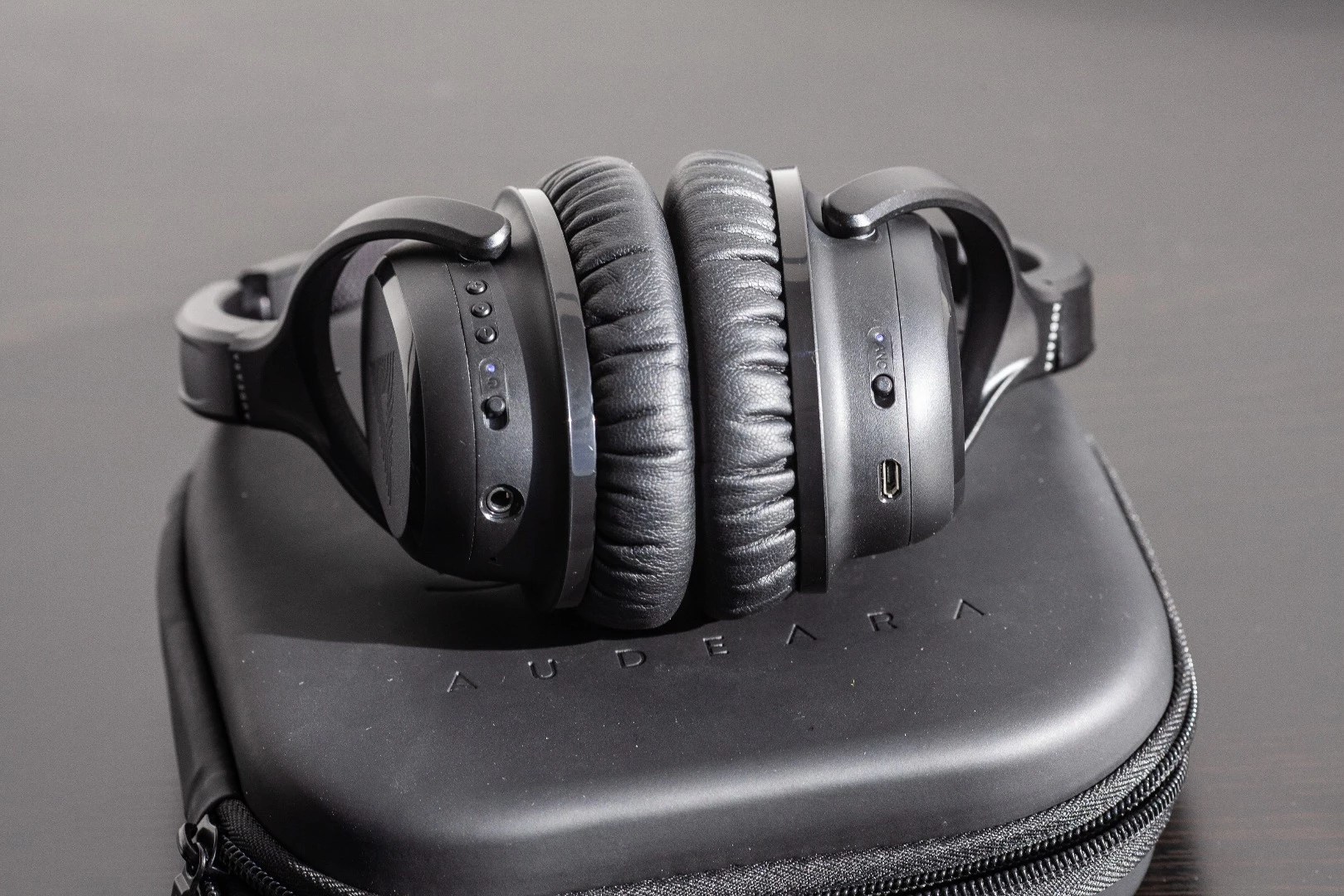 Audeara A-01 adaptive headphones: basic controls, 3.5 mm and MicroUSB jacks and a noise-canceling switch