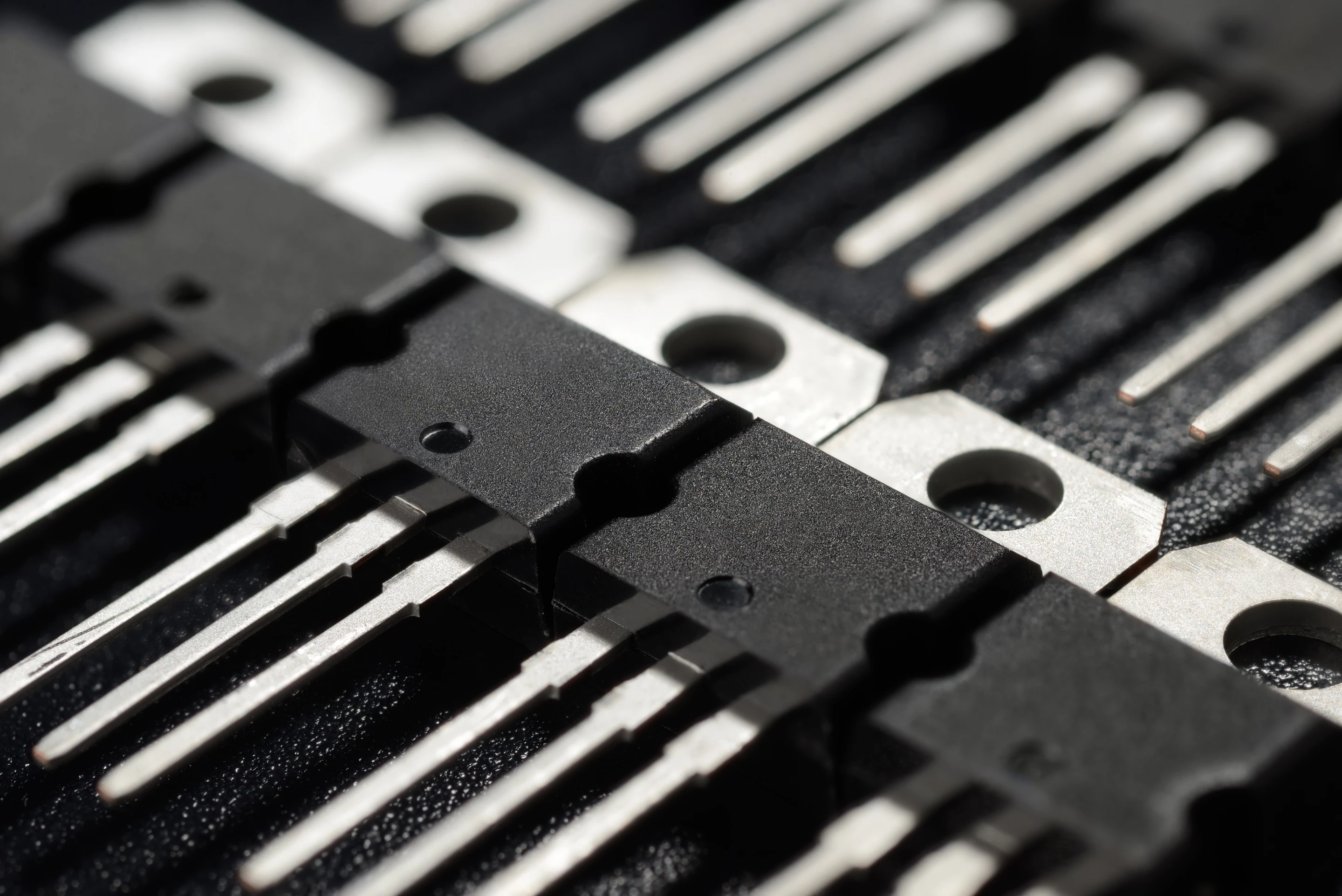 Hundreds of billions of power MOSFET transistors power our electric vehicles and electronics. A new gallium oxide design could make them more efficient