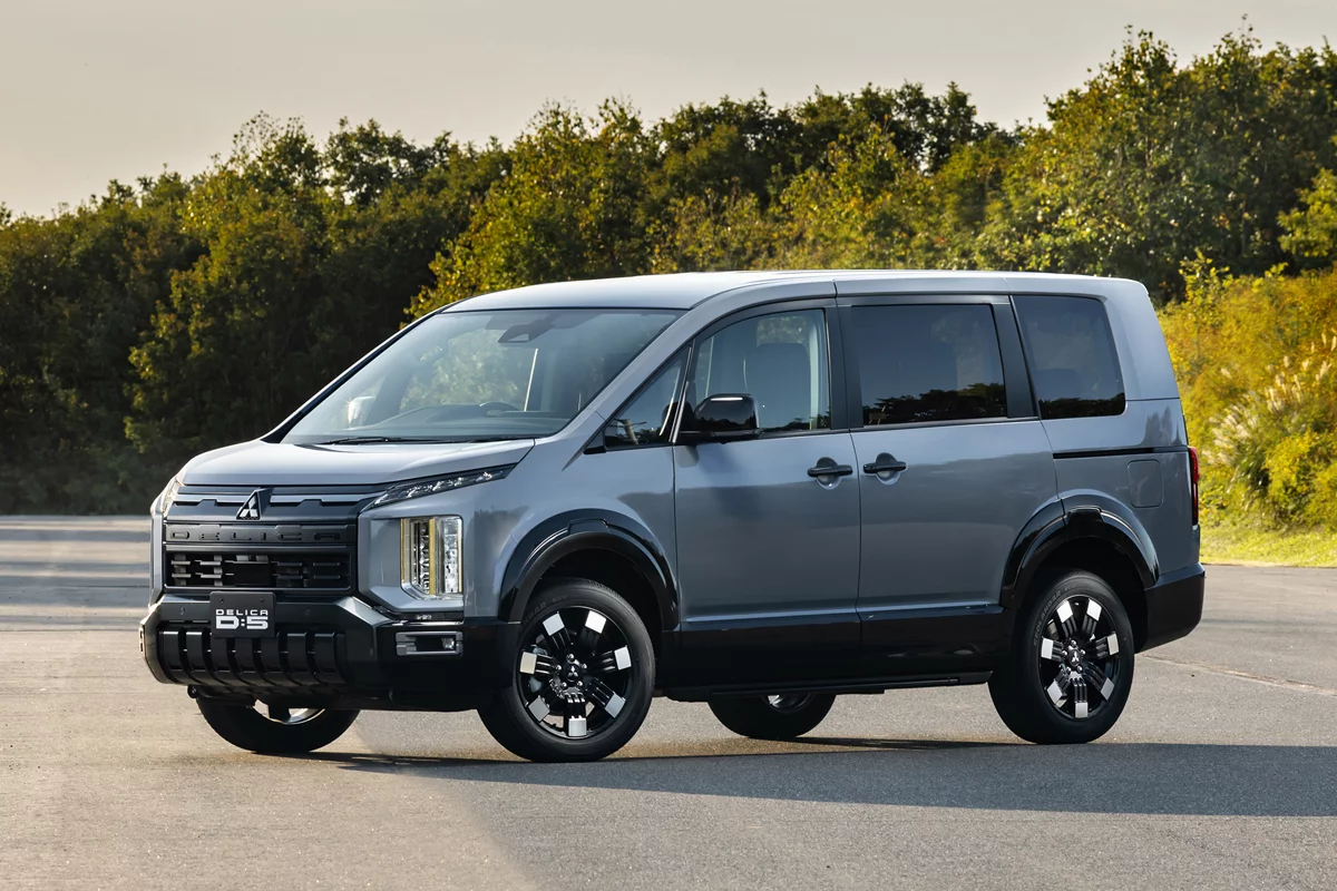 Also on show at this week's Japan Mobility Show, the refreshed Delica D:5 prototype features contrast wheel arches and a new front bumper and grille design