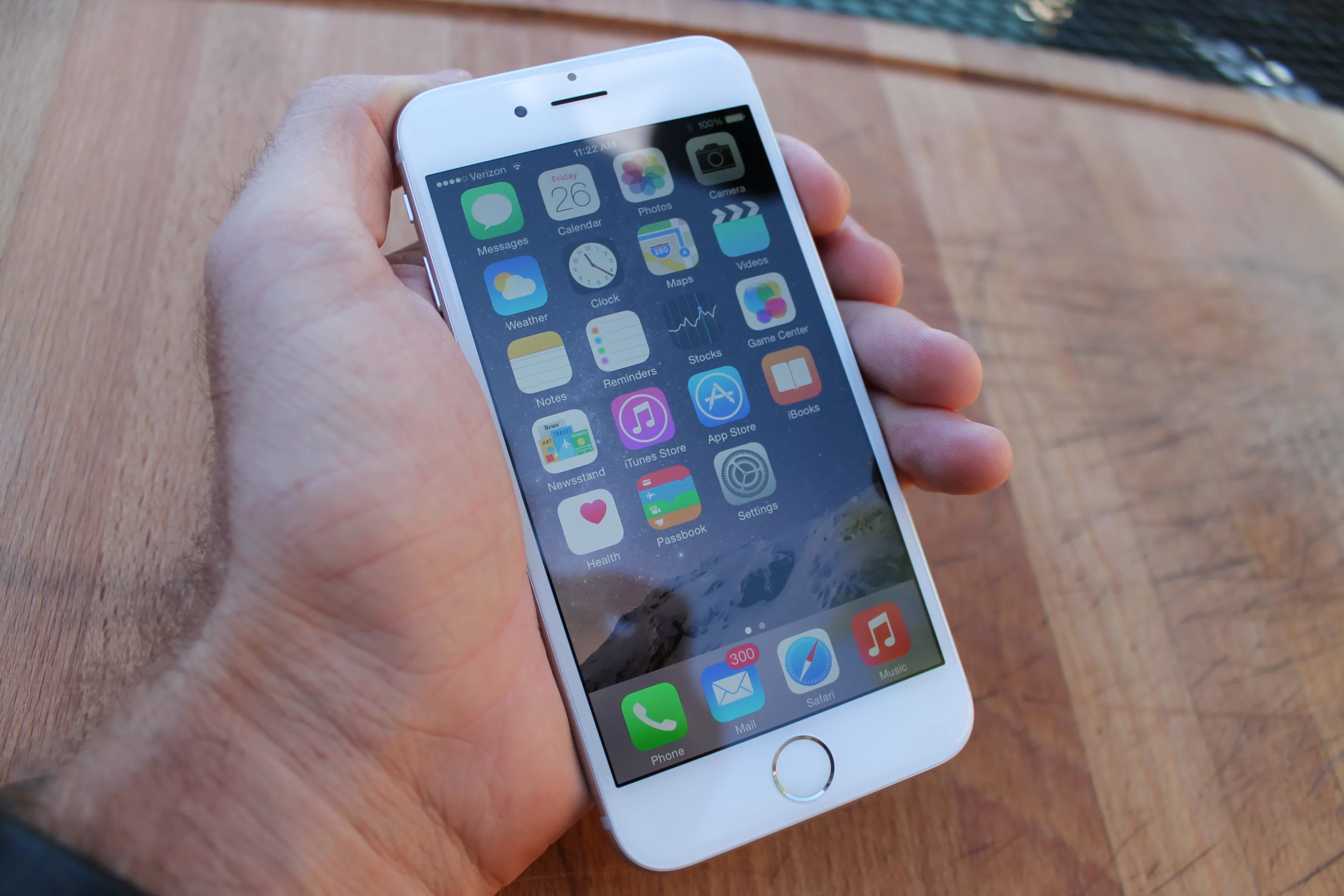 iOS 8 is more modern (Photo credit: Eric Mack/Gizmag.com)