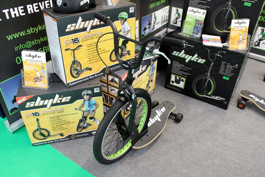 The Sbyke is a mix of a scooter, a bike and a skateboard (Photo: Stu Robarts/Gizmag)