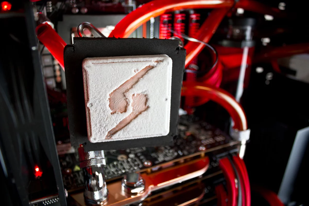 To demonstrate the cooling power of the Sub-Zero Liquid Chilled System, Digital Storm removed the CPU water block and left it for 10 minutes. A thick layer of frost began to form as the chilled liquid dropped the temperature on the copper to below freezing point