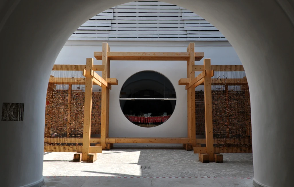 Hungarian Pavilion: looks at simple building techniques among communities (Photo: Edoardo Campanale)