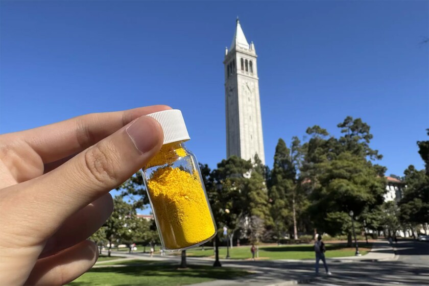 Researchers at the University of California, Berkeley have developed a powdery material that adsorbs carbon dioxide with remarkable efficiency. Just 200 grams (about 0.5 pounds) can capture 44 pounds (20 kilograms) of CO2, equivalent to what a tree absorbs in a year.