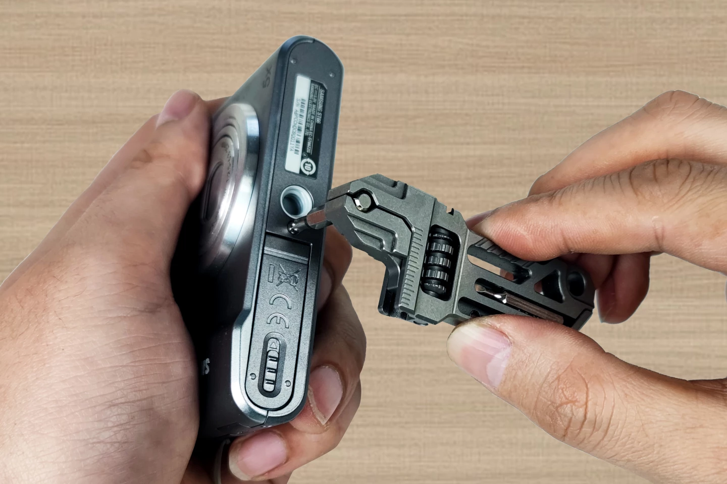 The Ti EDC comes with two screwdriver bits