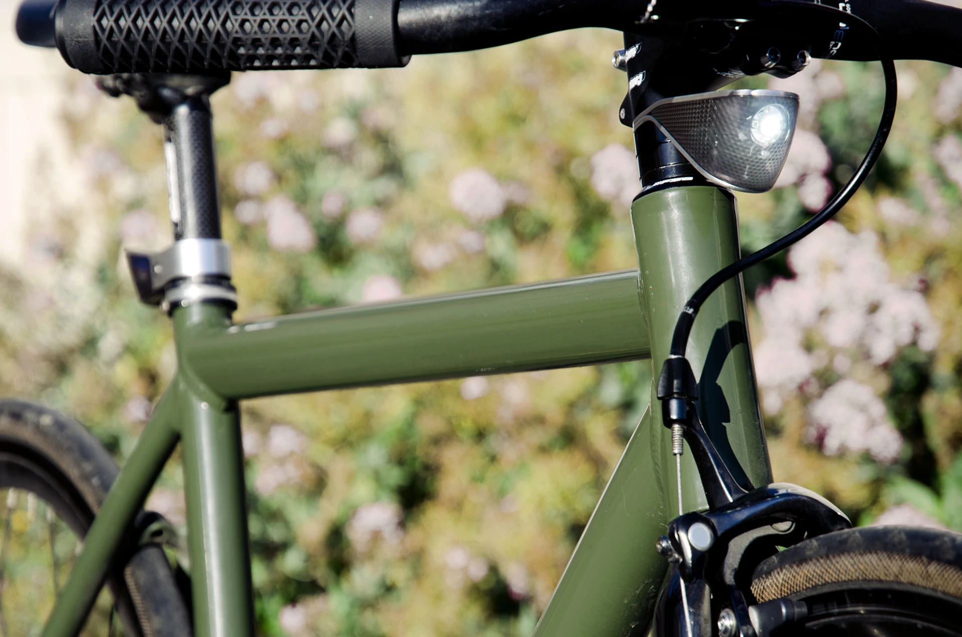 The Spacer Light is compatible with both threaded and threadless headset setups