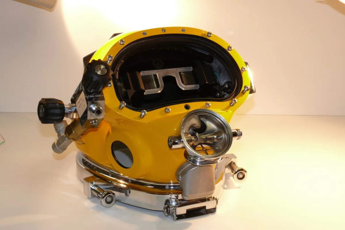 A prototype DAVD diving helmet