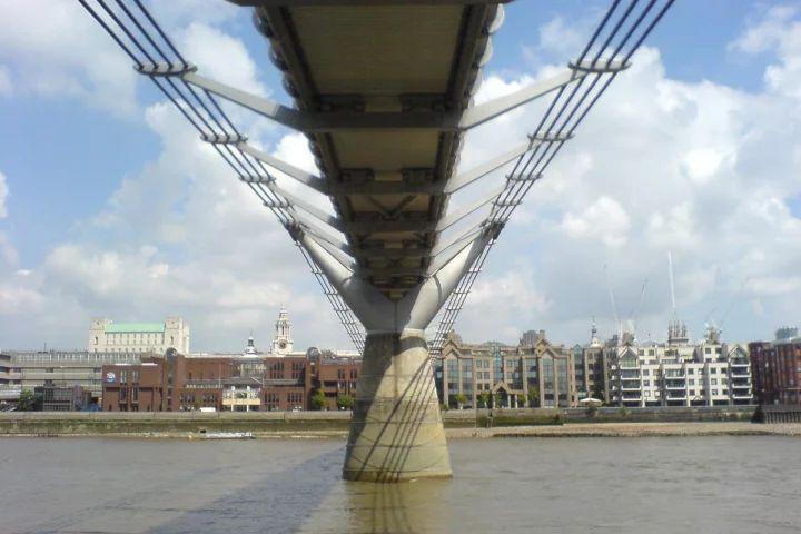 Underside of the Millennium Bridge, which swayed due to the cadence of those walking across it before dampers were added (Photo: KlickingKarl via Wikimedia Commons CCA-SA 3.0)