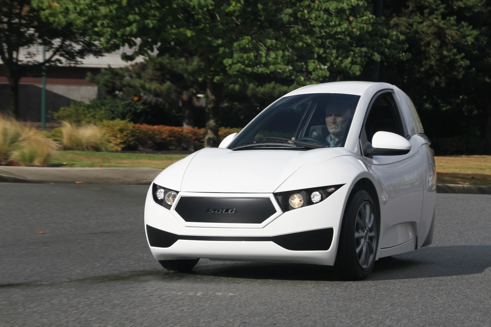 With its "composite aerospace lightweight material" chassis and aluminum drivetrain, the Solo weighs under 1,000 lb