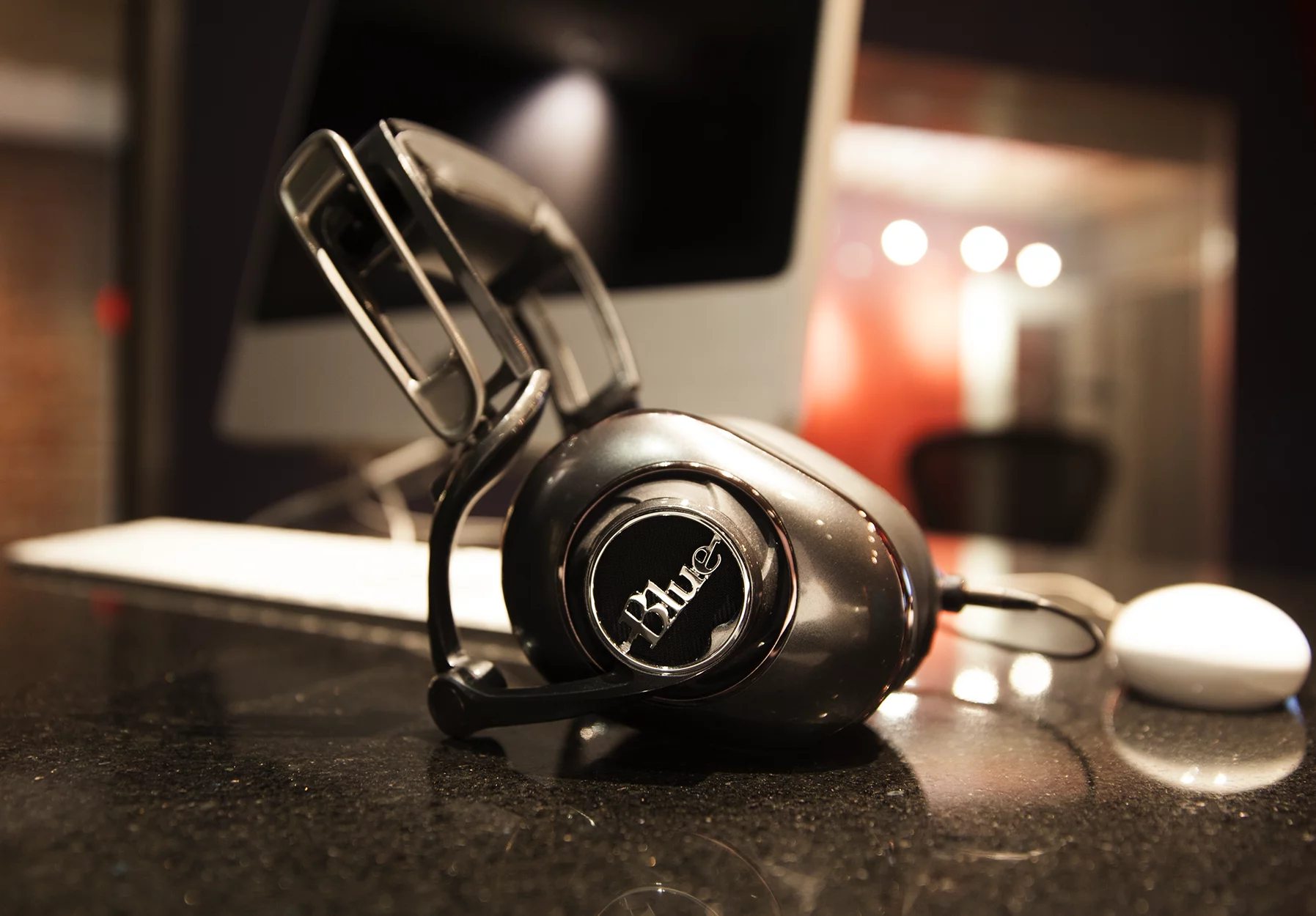 The Mo-Fi headphones feature a multi-jointed headband that can be adjusted for pressure against the head
