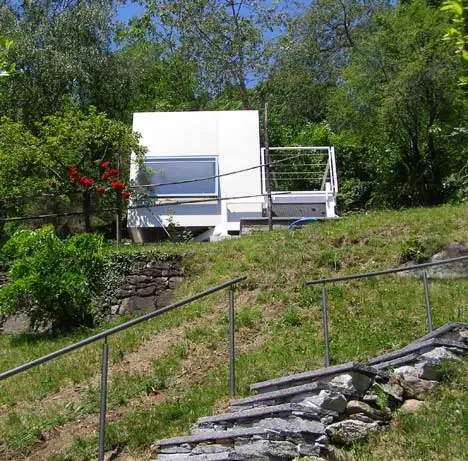 The 2.6 meter (8.53ft) wide cube home weighs only 1.8 tons (2.02 tons)