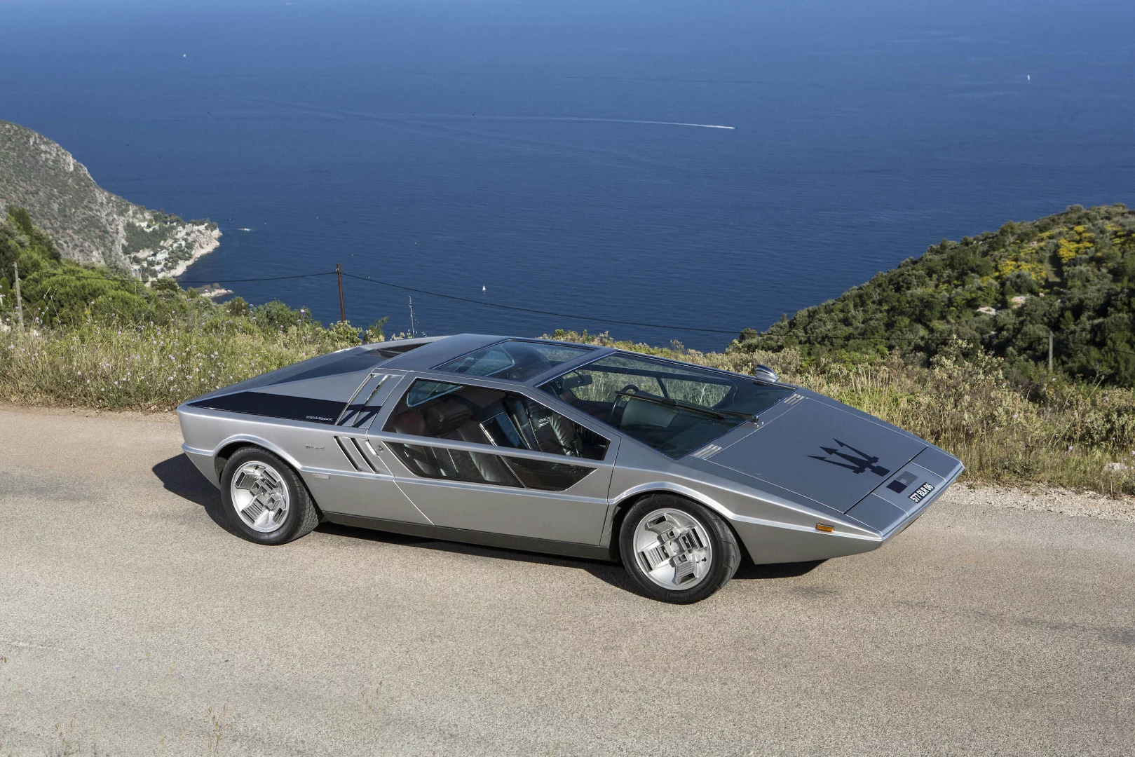 Powered by a mid-mounted 310 bhp (230 kW) 4.7L V8 engine driving the rear wheels via a 5-speed gearbox, the Boomerang took many components from its production model sibling, the Maserati Bora.