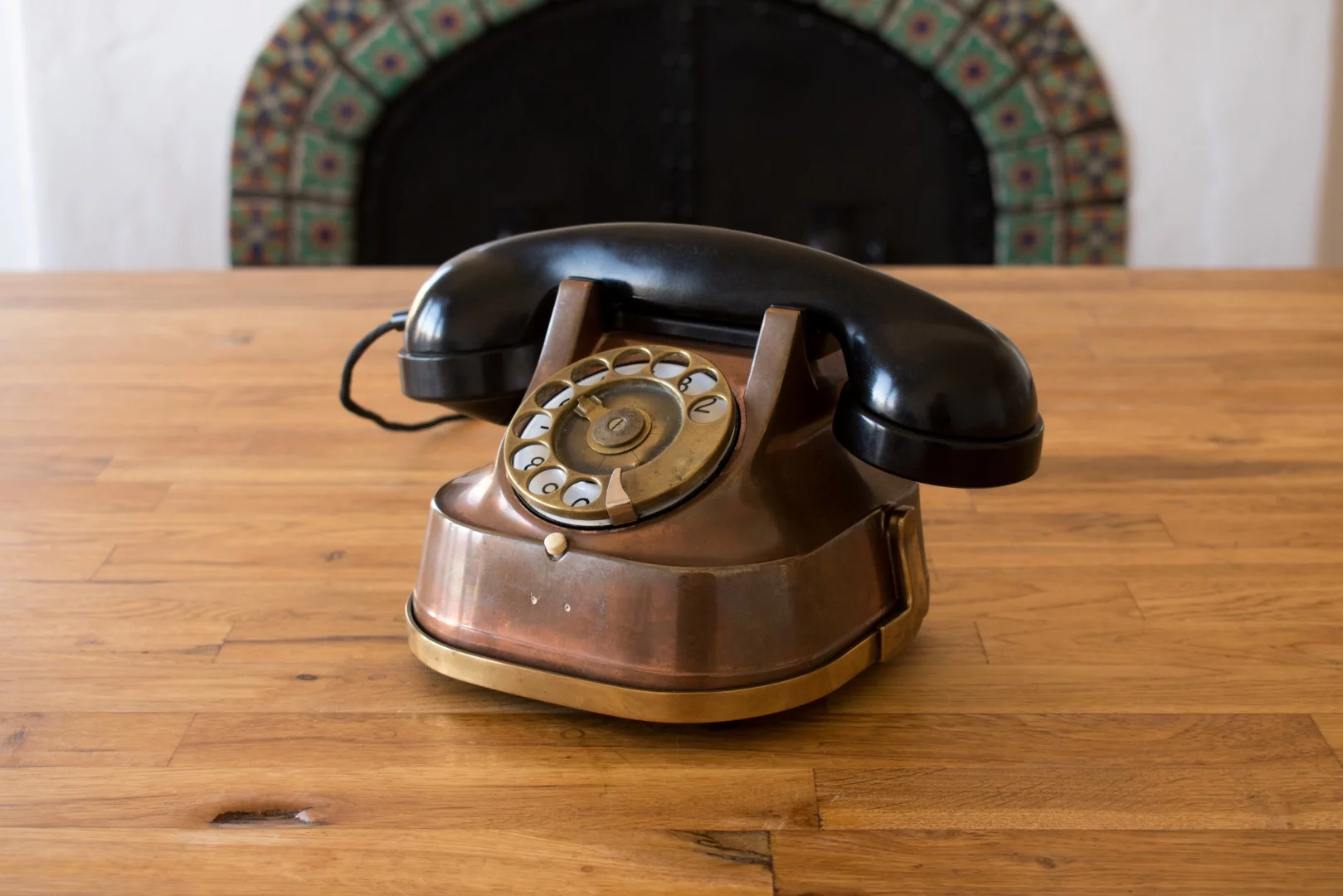 The Regent model sports the original dial, with black numbering painted on porcelain underneath, and the unit's setup button has been wired to an original button to the front