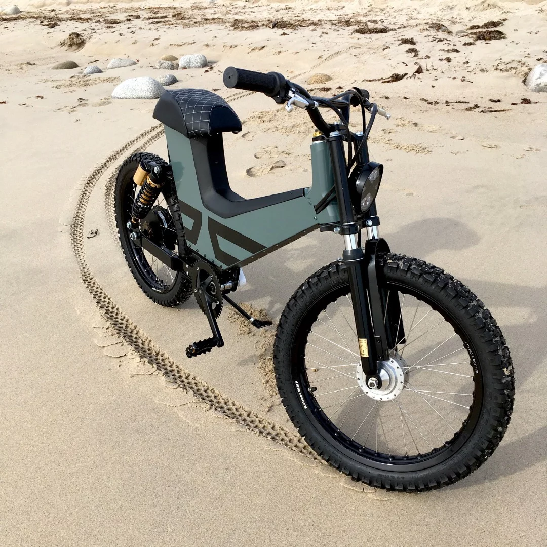 The Suru Scrambler features a reinforced aluminum monocoque frame