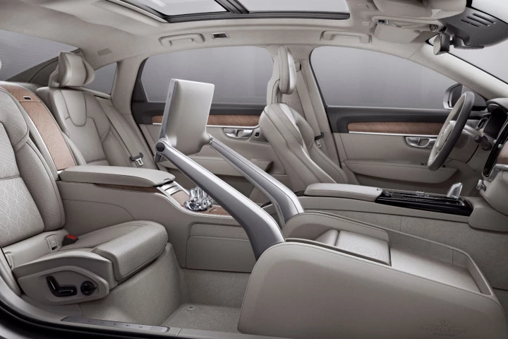 The front passenger seat in the S90 Excellence is replaced by a multi-mode space that allows backseat executives to work, rest or play in style